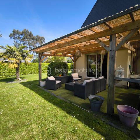 ✨ Belle maison familiale de 147 m² au calme – Tout à pied à Luitré !
​Découvrez cette agréable maison, située dans un lotissement de Luitré. lumineuse, spacieuse et très fonctionnelle, elle offre le cadre de vie idéal pour une famille en quête de tranquillité, sans pour autant s'isoler.
​Le grand point fort ? Une vraie vie de village à portée de main !
​🏡 Un intérieur spacieux et très bien pensé
​Au rez-de-chaussée :
​La pièce coup de cœur : Un superbe espace de vie de 55 m² avec cuisine équipée ouverte sur le séjour/salon, baigné de lumière et idéal pour recevoir.
​Le confort du plain-pied : Une chambre, une salle d'eau, un WC séparé et une buanderie pratique.
​À l'étage :
​L'espace nuit comprend 4 chambres spacieuses et une grande salle de bain (avec douche ET baignoire).
​Le bonus évolutif : Un grenier déjà isolé, chauffé et aménagé, parfait pour un bureau, une salle de jeux ou une 6ème chambre possible.
​🛠️ Les prestations et extérieurs
​Côté confort : Chauffage électrique au sol au rez-de-chaussée (très agréable au quotidien), rayonnant à l'étage et fenêtres double vitrage alu/PVC.
​Côté pratique : Un grand garage double pour abriter potentiellement deux véhicules et un grand parking en enrobé pouvant accueillir camping car et véhicules supplémentaires. 
​Côté jardin : Un terrain de 790 m² avec deux terrasses pour suivre le soleil : une exposée Est pour le petit-déjeuner, et une exposée Sud avec une jolie pergola en bois pour les repas d'été.
​📍 Le privilège des services de proximité à Luitré
​Vivre ici, c'est s'offrir le confort d'avoir tous les commerces et professionnels de santé à quelques minutes seulement :
​Pour le quotidien : Une boulangerie, une boucherie, une supérette, un coiffeur et un bar/presse/jeux très convivial.
​Pour la santé : Un environnement rassurant avec médecin, infirmière, ostéopathe et pharmacie sur place.
​Pour la voiture : Une station-service et une station de lavage à disposition dans la commune.
​📝 En résumé : Une maison chaleureuse, économique et très bien entretenue, dans une commune dynamique où l'on peut tout faire à pied. Une opportunité rare sur le secteur !
​Disponible pour les visites. Contactez-moi pour planifier