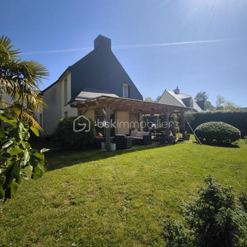 ✨ Belle maison familiale de 147 m² au calme – Tout à pied à Luitré !
​Découvrez cette agréable maison, située dans un lotissement de Luitré. lumineuse, spacieuse et très fonctionnelle, elle offre le cadre de vie idéal pour une famille en quête de tranquillité, sans pour autant s'isoler.
​Le grand point fort ? Une vraie vie de village à portée de main !
​🏡 Un intérieur spacieux et très bien pensé
​Au rez-de-chaussée :
​La pièce coup de cœur : Un superbe espace de vie de 55 m² avec cuisine équipée ouverte sur le séjour/salon, baigné de lumière et idéal pour recevoir.
​Le confort du plain-pied : Une chambre, une salle d'eau, un WC séparé et une buanderie pratique.
​À l'étage :
​L'espace nuit comprend 4 chambres spacieuses et une grande salle de bain (avec douche ET baignoire).
​Le bonus évolutif : Un grenier déjà isolé, chauffé et aménagé, parfait pour un bureau, une salle de jeux ou une 6ème chambre possible.
​🛠️ Les prestations et extérieurs
​Côté confort : Chauffage électrique au sol au rez-de-chaussée (très agréable au quotidien), rayonnant à l'étage et fenêtres double vitrage alu/PVC.
​Côté pratique : Un grand garage double pour abriter potentiellement deux véhicules et un grand parking en enrobé pouvant accueillir camping car et véhicules supplémentaires. 
​Côté jardin : Un terrain de 790 m² avec deux terrasses pour suivre le soleil : une exposée Est pour le petit-déjeuner, et une exposée Sud avec une jolie pergola en bois pour les repas d'été.
​📍 Le privilège des services de proximité à Luitré
​Vivre ici, c'est s'offrir le confort d'avoir tous les commerces et professionnels de santé à quelques minutes seulement :
​Pour le quotidien : Une boulangerie, une boucherie, une supérette, un coiffeur et un bar/presse/jeux très convivial.
​Pour la santé : Un environnement rassurant avec médecin, infirmière, ostéopathe et pharmacie sur place.
​Pour la voiture : Une station-service et une station de lavage à disposition dans la commune.
​📝 En résumé : Une maison chaleureuse, économique et très bien entretenue, dans une commune dynamique où l'on peut tout faire à pied. Une opportunité rare sur le secteur !
​Disponible pour les visites. Contactez-moi pour planifier