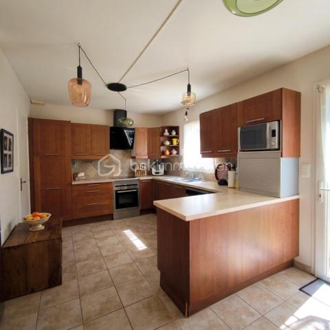 ✨ Belle maison familiale de 147 m² au calme – Tout à pied à Luitré !
​Découvrez cette agréable maison, située dans un lotissement de Luitré. lumineuse, spacieuse et très fonctionnelle, elle offre le cadre de vie idéal pour une famille en quête de tranquillité, sans pour autant s'isoler.
​Le grand point fort ? Une vraie vie de village à portée de main !
​🏡 Un intérieur spacieux et très bien pensé
​Au rez-de-chaussée :
​La pièce coup de cœur : Un superbe espace de vie de 55 m² avec cuisine équipée ouverte sur le séjour/salon, baigné de lumière et idéal pour recevoir.
​Le confort du plain-pied : Une chambre, une salle d'eau, un WC séparé et une buanderie pratique.
​À l'étage :
​L'espace nuit comprend 4 chambres spacieuses et une grande salle de bain (avec douche ET baignoire).
​Le bonus évolutif : Un grenier déjà isolé, chauffé et aménagé, parfait pour un bureau, une salle de jeux ou une 6ème chambre possible.
​🛠️ Les prestations et extérieurs
​Côté confort : Chauffage électrique au sol au rez-de-chaussée (très agréable au quotidien), rayonnant à l'étage et fenêtres double vitrage alu/PVC.
​Côté pratique : Un grand garage double pour abriter potentiellement deux véhicules et un grand parking en enrobé pouvant accueillir camping car et véhicules supplémentaires. 
​Côté jardin : Un terrain de 790 m² avec deux terrasses pour suivre le soleil : une exposée Est pour le petit-déjeuner, et une exposée Sud avec une jolie pergola en bois pour les repas d'été.
​📍 Le privilège des services de proximité à Luitré
​Vivre ici, c'est s'offrir le confort d'avoir tous les commerces et professionnels de santé à quelques minutes seulement :
​Pour le quotidien : Une boulangerie, une boucherie, une supérette, un coiffeur et un bar/presse/jeux très convivial.
​Pour la santé : Un environnement rassurant avec médecin, infirmière, ostéopathe et pharmacie sur place.
​Pour la voiture : Une station-service et une station de lavage à disposition dans la commune.
​📝 En résumé : Une maison chaleureuse, économique et très bien entretenue, dans une commune dynamique où l'on peut tout faire à pied. Une opportunité rare sur le secteur !
​Disponible pour les visites. Contactez-moi pour planifier