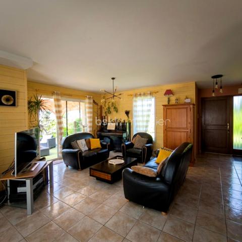 ✨ Belle maison familiale de 147 m² au calme – Tout à pied à Luitré !
​Découvrez cette agréable maison, située dans un lotissement de Luitré. lumineuse, spacieuse et très fonctionnelle, elle offre le cadre de vie idéal pour une famille en quête de tranquillité, sans pour autant s'isoler.
​Le grand point fort ? Une vraie vie de village à portée de main !
​🏡 Un intérieur spacieux et très bien pensé
​Au rez-de-chaussée :
​La pièce coup de cœur : Un superbe espace de vie de 55 m² avec cuisine équipée ouverte sur le séjour/salon, baigné de lumière et idéal pour recevoir.
​Le confort du plain-pied : Une chambre, une salle d'eau, un WC séparé et une buanderie pratique.
​À l'étage :
​L'espace nuit comprend 4 chambres spacieuses et une grande salle de bain (avec douche ET baignoire).
​Le bonus évolutif : Un grenier déjà isolé, chauffé et aménagé, parfait pour un bureau, une salle de jeux ou une 6ème chambre possible.
​🛠️ Les prestations et extérieurs
​Côté confort : Chauffage électrique au sol au rez-de-chaussée (très agréable au quotidien), rayonnant à l'étage et fenêtres double vitrage alu/PVC.
​Côté pratique : Un grand garage double pour abriter potentiellement deux véhicules et un grand parking en enrobé pouvant accueillir camping car et véhicules supplémentaires. 
​Côté jardin : Un terrain de 790 m² avec deux terrasses pour suivre le soleil : une exposée Est pour le petit-déjeuner, et une exposée Sud avec une jolie pergola en bois pour les repas d'été.
​📍 Le privilège des services de proximité à Luitré
​Vivre ici, c'est s'offrir le confort d'avoir tous les commerces et professionnels de santé à quelques minutes seulement :
​Pour le quotidien : Une boulangerie, une boucherie, une supérette, un coiffeur et un bar/presse/jeux très convivial.
​Pour la santé : Un environnement rassurant avec médecin, infirmière, ostéopathe et pharmacie sur place.
​Pour la voiture : Une station-service et une station de lavage à disposition dans la commune.
​📝 En résumé : Une maison chaleureuse, économique et très bien entretenue, dans une commune dynamique où l'on peut tout faire à pied. Une opportunité rare sur le secteur !
​Disponible pour les visites. Contactez-moi pour planifier