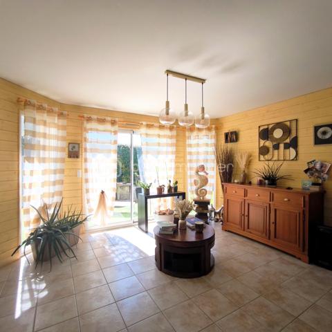 ✨ Belle maison familiale de 147 m² au calme – Tout à pied à Luitré !
​Découvrez cette agréable maison, située dans un lotissement de Luitré. lumineuse, spacieuse et très fonctionnelle, elle offre le cadre de vie idéal pour une famille en quête de tranquillité, sans pour autant s'isoler.
​Le grand point fort ? Une vraie vie de village à portée de main !
​🏡 Un intérieur spacieux et très bien pensé
​Au rez-de-chaussée :
​La pièce coup de cœur : Un superbe espace de vie de 55 m² avec cuisine équipée ouverte sur le séjour/salon, baigné de lumière et idéal pour recevoir.
​Le confort du plain-pied : Une chambre, une salle d'eau, un WC séparé et une buanderie pratique.
​À l'étage :
​L'espace nuit comprend 4 chambres spacieuses et une grande salle de bain (avec douche ET baignoire).
​Le bonus évolutif : Un grenier déjà isolé, chauffé et aménagé, parfait pour un bureau, une salle de jeux ou une 6ème chambre possible.
​🛠️ Les prestations et extérieurs
​Côté confort : Chauffage électrique au sol au rez-de-chaussée (très agréable au quotidien), rayonnant à l'étage et fenêtres double vitrage alu/PVC.
​Côté pratique : Un grand garage double pour abriter potentiellement deux véhicules et un grand parking en enrobé pouvant accueillir camping car et véhicules supplémentaires. 
​Côté jardin : Un terrain de 790 m² avec deux terrasses pour suivre le soleil : une exposée Est pour le petit-déjeuner, et une exposée Sud avec une jolie pergola en bois pour les repas d'été.
​📍 Le privilège des services de proximité à Luitré
​Vivre ici, c'est s'offrir le confort d'avoir tous les commerces et professionnels de santé à quelques minutes seulement :
​Pour le quotidien : Une boulangerie, une boucherie, une supérette, un coiffeur et un bar/presse/jeux très convivial.
​Pour la santé : Un environnement rassurant avec médecin, infirmière, ostéopathe et pharmacie sur place.
​Pour la voiture : Une station-service et une station de lavage à disposition dans la commune.
​📝 En résumé : Une maison chaleureuse, économique et très bien entretenue, dans une commune dynamique où l'on peut tout faire à pied. Une opportunité rare sur le secteur !
​Disponible pour les visites. Contactez-moi pour planifier