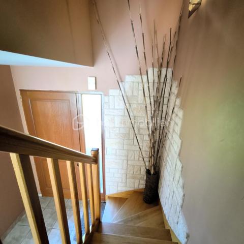 ✨ Belle maison familiale de 147 m² au calme – Tout à pied à Luitré !
​Découvrez cette agréable maison, située dans un lotissement de Luitré. lumineuse, spacieuse et très fonctionnelle, elle offre le cadre de vie idéal pour une famille en quête de tranquillité, sans pour autant s'isoler.
​Le grand point fort ? Une vraie vie de village à portée de main !
​🏡 Un intérieur spacieux et très bien pensé
​Au rez-de-chaussée :
​La pièce coup de cœur : Un superbe espace de vie de 55 m² avec cuisine équipée ouverte sur le séjour/salon, baigné de lumière et idéal pour recevoir.
​Le confort du plain-pied : Une chambre, une salle d'eau, un WC séparé et une buanderie pratique.
​À l'étage :
​L'espace nuit comprend 4 chambres spacieuses et une grande salle de bain (avec douche ET baignoire).
​Le bonus évolutif : Un grenier déjà isolé, chauffé et aménagé, parfait pour un bureau, une salle de jeux ou une 6ème chambre possible.
​🛠️ Les prestations et extérieurs
​Côté confort : Chauffage électrique au sol au rez-de-chaussée (très agréable au quotidien), rayonnant à l'étage et fenêtres double vitrage alu/PVC.
​Côté pratique : Un grand garage double pour abriter potentiellement deux véhicules et un grand parking en enrobé pouvant accueillir camping car et véhicules supplémentaires. 
​Côté jardin : Un terrain de 790 m² avec deux terrasses pour suivre le soleil : une exposée Est pour le petit-déjeuner, et une exposée Sud avec une jolie pergola en bois pour les repas d'été.
​📍 Le privilège des services de proximité à Luitré
​Vivre ici, c'est s'offrir le confort d'avoir tous les commerces et professionnels de santé à quelques minutes seulement :
​Pour le quotidien : Une boulangerie, une boucherie, une supérette, un coiffeur et un bar/presse/jeux très convivial.
​Pour la santé : Un environnement rassurant avec médecin, infirmière, ostéopathe et pharmacie sur place.
​Pour la voiture : Une station-service et une station de lavage à disposition dans la commune.
​📝 En résumé : Une maison chaleureuse, économique et très bien entretenue, dans une commune dynamique où l'on peut tout faire à pied. Une opportunité rare sur le secteur !
​Disponible pour les visites. Contactez-moi pour planifier