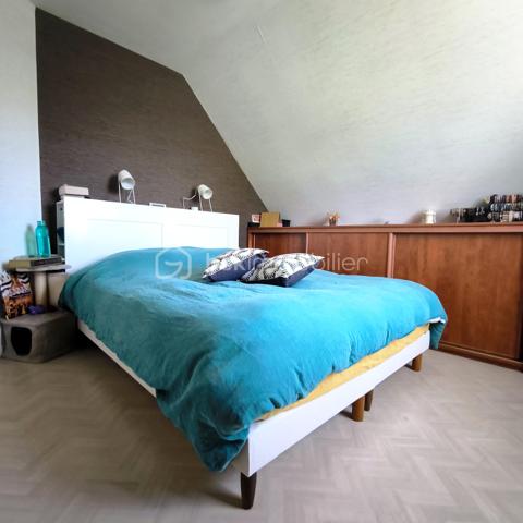 ✨ Belle maison familiale de 147 m² au calme – Tout à pied à Luitré !
​Découvrez cette agréable maison, située dans un lotissement de Luitré. lumineuse, spacieuse et très fonctionnelle, elle offre le cadre de vie idéal pour une famille en quête de tranquillité, sans pour autant s'isoler.
​Le grand point fort ? Une vraie vie de village à portée de main !
​🏡 Un intérieur spacieux et très bien pensé
​Au rez-de-chaussée :
​La pièce coup de cœur : Un superbe espace de vie de 55 m² avec cuisine équipée ouverte sur le séjour/salon, baigné de lumière et idéal pour recevoir.
​Le confort du plain-pied : Une chambre, une salle d'eau, un WC séparé et une buanderie pratique.
​À l'étage :
​L'espace nuit comprend 4 chambres spacieuses et une grande salle de bain (avec douche ET baignoire).
​Le bonus évolutif : Un grenier déjà isolé, chauffé et aménagé, parfait pour un bureau, une salle de jeux ou une 6ème chambre possible.
​🛠️ Les prestations et extérieurs
​Côté confort : Chauffage électrique au sol au rez-de-chaussée (très agréable au quotidien), rayonnant à l'étage et fenêtres double vitrage alu/PVC.
​Côté pratique : Un grand garage double pour abriter potentiellement deux véhicules et un grand parking en enrobé pouvant accueillir camping car et véhicules supplémentaires. 
​Côté jardin : Un terrain de 790 m² avec deux terrasses pour suivre le soleil : une exposée Est pour le petit-déjeuner, et une exposée Sud avec une jolie pergola en bois pour les repas d'été.
​📍 Le privilège des services de proximité à Luitré
​Vivre ici, c'est s'offrir le confort d'avoir tous les commerces et professionnels de santé à quelques minutes seulement :
​Pour le quotidien : Une boulangerie, une boucherie, une supérette, un coiffeur et un bar/presse/jeux très convivial.
​Pour la santé : Un environnement rassurant avec médecin, infirmière, ostéopathe et pharmacie sur place.
​Pour la voiture : Une station-service et une station de lavage à disposition dans la commune.
​📝 En résumé : Une maison chaleureuse, économique et très bien entretenue, dans une commune dynamique où l'on peut tout faire à pied. Une opportunité rare sur le secteur !
​Disponible pour les visites. Contactez-moi pour planifier