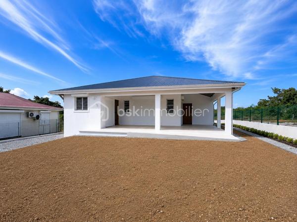 Située à Baie-Mahault, dans un environnement résidentiel au calme, je vous propose cette superbe villa neuve de plain-pied de 105 m² (surface utile 144,65 m2), édifiée sur une parcelle de 586 m² sécurisée par un portail motorisé.
À l’avant de la maison une grande terrasse de 39 m2, attenante à un WC visiteur indépendant.
Un séjour de 32 m2 environ offre une belle pièce de vie, lumineuse ouverte sur la terrasse.
La cuisine aménagée avec une vue sur le jardin, avec un beau cellier pour le rangement de vos provisions.
Concernant la partie nuit, un dégagement dessert une salle d’eau/WC, trois chambres, dont une belle suite parentale de 18,53 m2 avec sa salle d’eau/WC, ainsi qu’une buanderie indépendante.
Vous l’aurez compris, cette maison NEUVE est prête à accueillir votre famille. Elle vous séduira par ses volumes, sa luminosité et son emplacement dans ce secteur apprécié pour :
- son environnement résidentiel calme ;
- sa proximité avec le centre de Baie-Mahault ;
- son accès rapide à Jarry, Destreland, aux écoles et aux principaux axes routiers

Les maisons neuves disponibles immédiatement sont peu nombreuses sur le marché. Si vous recherchez un bien confortable, moderne et prêt à accueillir votre famille, ne tardez pas à programmer votre visite.
📞 Contactez-moi dès aujourd'hui. Une visite pourrait être le début de votre nouveau projet de vie.