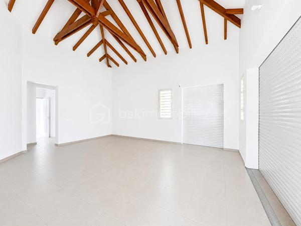 Située à Baie-Mahault, dans un environnement résidentiel au calme, je vous propose cette superbe villa neuve de plain-pied de 105 m² (surface utile 144,65 m2), édifiée sur une parcelle de 586 m² sécurisée par un portail motorisé.
À l’avant de la maison une grande terrasse de 39 m2, attenante à un WC visiteur indépendant.
Un séjour de 32 m2 environ offre une belle pièce de vie, lumineuse ouverte sur la terrasse.
La cuisine aménagée avec une vue sur le jardin, avec un beau cellier pour le rangement de vos provisions.
Concernant la partie nuit, un dégagement dessert une salle d’eau/WC, trois chambres, dont une belle suite parentale de 18,53 m2 avec sa salle d’eau/WC, ainsi qu’une buanderie indépendante.
Vous l’aurez compris, cette maison NEUVE est prête à accueillir votre famille. Elle vous séduira par ses volumes, sa luminosité et son emplacement dans ce secteur apprécié pour :
- son environnement résidentiel calme ;
- sa proximité avec le centre de Baie-Mahault ;
- son accès rapide à Jarry, Destreland, aux écoles et aux principaux axes routiers

Les maisons neuves disponibles immédiatement sont peu nombreuses sur le marché. Si vous recherchez un bien confortable, moderne et prêt à accueillir votre famille, ne tardez pas à programmer votre visite.
📞 Contactez-moi dès aujourd'hui. Une visite pourrait être le début de votre nouveau projet de vie.