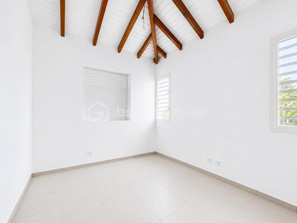 Située à Baie-Mahault, dans un environnement résidentiel au calme, je vous propose cette superbe villa neuve de plain-pied de 105 m² (surface utile 144,65 m2), édifiée sur une parcelle de 586 m² sécurisée par un portail motorisé.
À l’avant de la maison une grande terrasse de 39 m2, attenante à un WC visiteur indépendant.
Un séjour de 32 m2 environ offre une belle pièce de vie, lumineuse ouverte sur la terrasse.
La cuisine aménagée avec une vue sur le jardin, avec un beau cellier pour le rangement de vos provisions.
Concernant la partie nuit, un dégagement dessert une salle d’eau/WC, trois chambres, dont une belle suite parentale de 18,53 m2 avec sa salle d’eau/WC, ainsi qu’une buanderie indépendante.
Vous l’aurez compris, cette maison NEUVE est prête à accueillir votre famille. Elle vous séduira par ses volumes, sa luminosité et son emplacement dans ce secteur apprécié pour :
- son environnement résidentiel calme ;
- sa proximité avec le centre de Baie-Mahault ;
- son accès rapide à Jarry, Destreland, aux écoles et aux principaux axes routiers

Les maisons neuves disponibles immédiatement sont peu nombreuses sur le marché. Si vous recherchez un bien confortable, moderne et prêt à accueillir votre famille, ne tardez pas à programmer votre visite.
📞 Contactez-moi dès aujourd'hui. Une visite pourrait être le début de votre nouveau projet de vie.