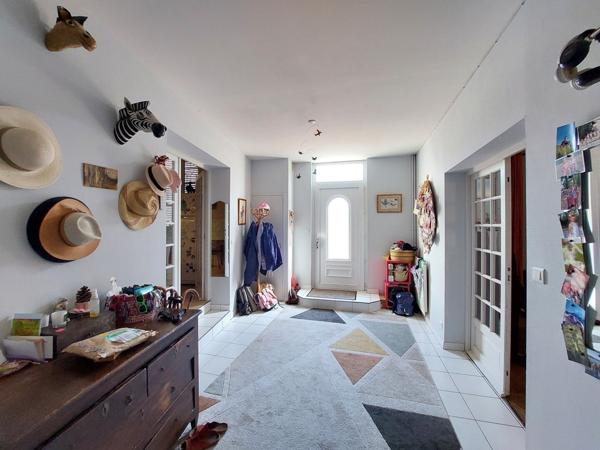 Angoulême maison de 260 m² avec terrasse et 2 garages