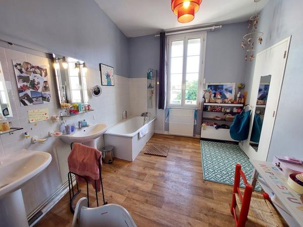Angoulême maison de 260 m² avec terrasse et 2 garages