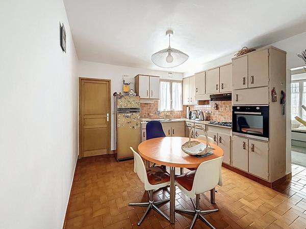 MONTREUIL, PROCHE DU METRO, BIEN ATYPIQUE ENTRE LA MAISON ET L'APPARTEMENT EN DUPLEX AVEC SON ENTREE INDEPENDANTE ET SA COUR PRIVATIVE