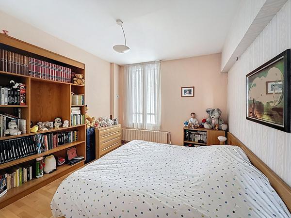 MONTREUIL, PROCHE DU METRO, BIEN ATYPIQUE ENTRE LA MAISON ET L'APPARTEMENT EN DUPLEX AVEC SON ENTREE INDEPENDANTE ET SA COUR PRIVATIVE