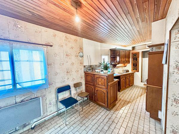 Idéal investisseur. Immeuble avec garage, stationnements et potentiel de division