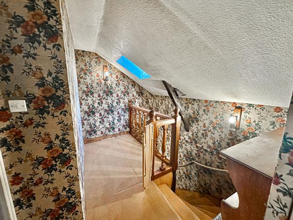 Idéal investisseur. Immeuble avec garage, stationnements et potentiel de division