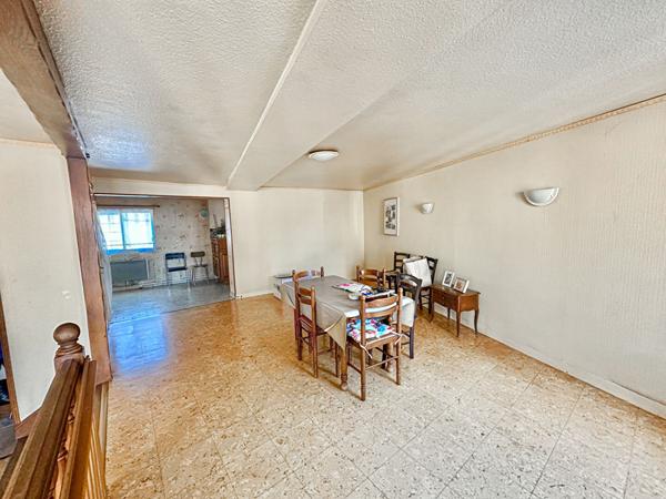 Idéal investisseur. Immeuble avec garage, stationnements et potentiel de division