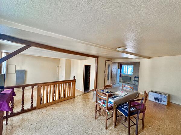 Idéal investisseur. Immeuble avec garage, stationnements et potentiel de division