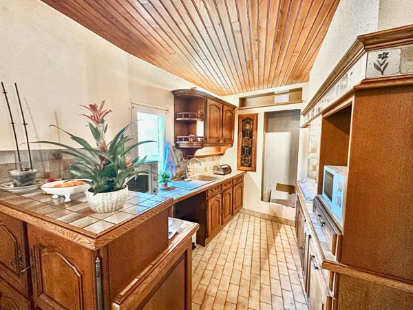 Idéal investisseur. Immeuble avec garage, stationnements et potentiel de division