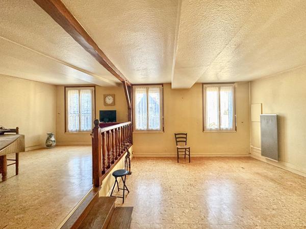 Idéal investisseur. Immeuble avec garage, stationnements et potentiel de division