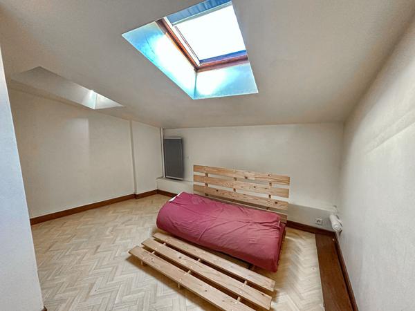 Idéal investisseur. Immeuble avec garage, stationnements et potentiel de division