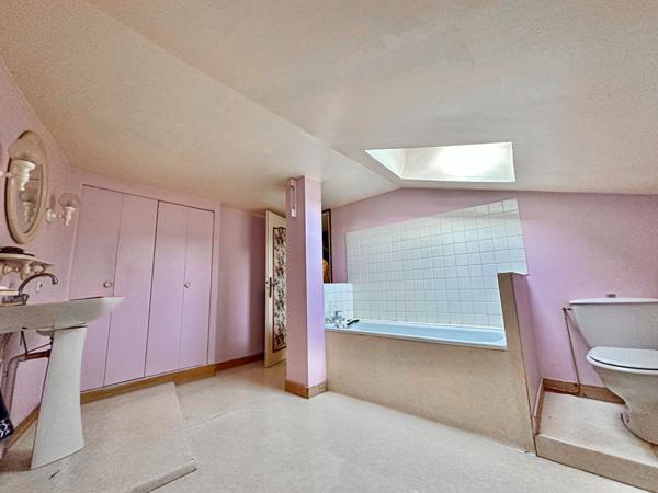 Idéal investisseur. Immeuble avec garage, stationnements et potentiel de division