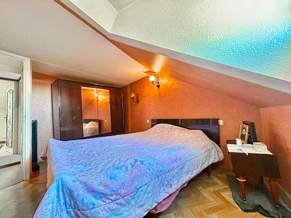 Idéal investisseur. Immeuble avec garage, stationnements et potentiel de division