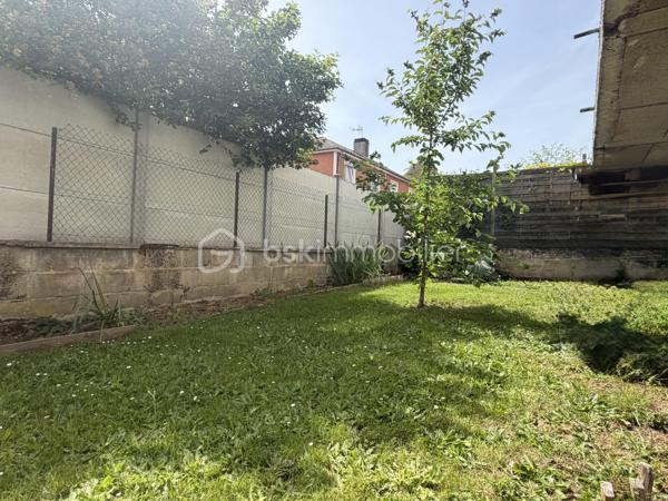 Dans un environnement proche de toutes commodités, cette maison semi mitoyenne est idéale pour une jeune famille avec ses 3 chambres et son extérieur.


La maison se compose au rez-de-chaussée d'une entrée avec placards, d'une pièce de vie de 21m2 avec un insert, d'une cuisine ouverte sur véranda et de toilettes indépendants.
A l'étage, le palier dessert trois chambres et une salle de bain.
A l'extérieur, deux terrasses et un joli jardin vous permettrons de profiter des beaux jours.
Pour compléter ce bien, un sous sol compartimenté et un GRAND GARAGE de 24m2 avec porte motorisée.

Idéale pour des primo accédants, cette maison nécessite des travaux de rafraichissement (chauffage au gaz, ballon d'eau chaude de 2024...).

CONTACTEZ-MOI POUR UNE VISITE