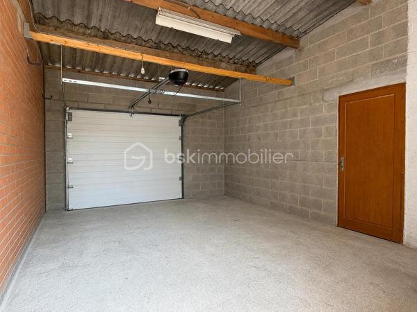 Dans un environnement proche de toutes commodités, cette maison semi mitoyenne est idéale pour une jeune famille avec ses 3 chambres et son extérieur.


La maison se compose au rez-de-chaussée d'une entrée avec placards, d'une pièce de vie de 21m2 avec un insert, d'une cuisine ouverte sur véranda et de toilettes indépendants.
A l'étage, le palier dessert trois chambres et une salle de bain.
A l'extérieur, deux terrasses et un joli jardin vous permettrons de profiter des beaux jours.
Pour compléter ce bien, un sous sol compartimenté et un GRAND GARAGE de 24m2 avec porte motorisée.

Idéale pour des primo accédants, cette maison nécessite des travaux de rafraichissement (chauffage au gaz, ballon d'eau chaude de 2024...).

CONTACTEZ-MOI POUR UNE VISITE
