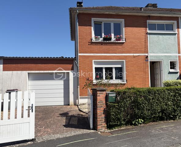 Dans un environnement proche de toutes commodités, cette maison semi mitoyenne est idéale pour une jeune famille avec ses 3 chambres et son extérieur.


La maison se compose au rez-de-chaussée d'une entrée avec placards, d'une pièce de vie de 21m2 avec un insert, d'une cuisine ouverte sur véranda et de toilettes indépendants.
A l'étage, le palier dessert trois chambres et une salle de bain.
A l'extérieur, deux terrasses et un joli jardin vous permettrons de profiter des beaux jours.
Pour compléter ce bien, un sous sol compartimenté et un GRAND GARAGE de 24m2 avec porte motorisée.

Idéale pour des primo accédants, cette maison nécessite des travaux de rafraichissement (chauffage au gaz, ballon d'eau chaude de 2024...).

CONTACTEZ-MOI POUR UNE VISITE