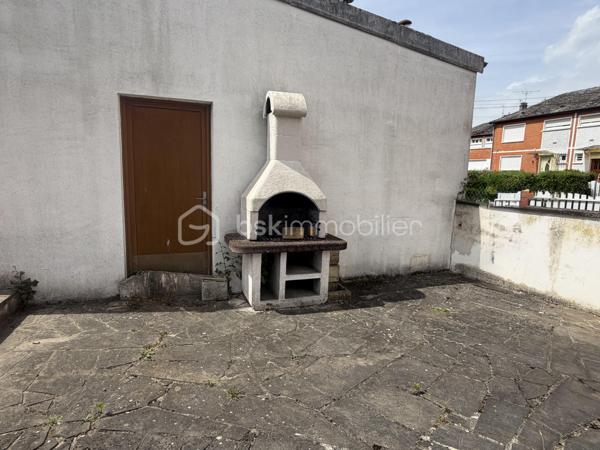 Dans un environnement proche de toutes commodités, cette maison semi mitoyenne est idéale pour une jeune famille avec ses 3 chambres et son extérieur.


La maison se compose au rez-de-chaussée d'une entrée avec placards, d'une pièce de vie de 21m2 avec un insert, d'une cuisine ouverte sur véranda et de toilettes indépendants.
A l'étage, le palier dessert trois chambres et une salle de bain.
A l'extérieur, deux terrasses et un joli jardin vous permettrons de profiter des beaux jours.
Pour compléter ce bien, un sous sol compartimenté et un GRAND GARAGE de 24m2 avec porte motorisée.

Idéale pour des primo accédants, cette maison nécessite des travaux de rafraichissement (chauffage au gaz, ballon d'eau chaude de 2024...).

CONTACTEZ-MOI POUR UNE VISITE
