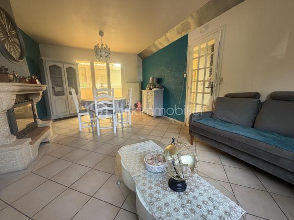 Dans un environnement proche de toutes commodités, cette maison semi mitoyenne est idéale pour une jeune famille avec ses 3 chambres et son extérieur.


La maison se compose au rez-de-chaussée d'une entrée avec placards, d'une pièce de vie de 21m2 avec un insert, d'une cuisine ouverte sur véranda et de toilettes indépendants.
A l'étage, le palier dessert trois chambres et une salle de bain.
A l'extérieur, deux terrasses et un joli jardin vous permettrons de profiter des beaux jours.
Pour compléter ce bien, un sous sol compartimenté et un GRAND GARAGE de 24m2 avec porte motorisée.

Idéale pour des primo accédants, cette maison nécessite des travaux de rafraichissement (chauffage au gaz, ballon d'eau chaude de 2024...).

CONTACTEZ-MOI POUR UNE VISITE