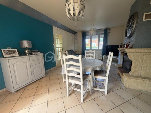 Dans un environnement proche de toutes commodités, cette maison semi mitoyenne est idéale pour une jeune famille avec ses 3 chambres et son extérieur.


La maison se compose au rez-de-chaussée d'une entrée avec placards, d'une pièce de vie de 21m2 avec un insert, d'une cuisine ouverte sur véranda et de toilettes indépendants.
A l'étage, le palier dessert trois chambres et une salle de bain.
A l'extérieur, deux terrasses et un joli jardin vous permettrons de profiter des beaux jours.
Pour compléter ce bien, un sous sol compartimenté et un GRAND GARAGE de 24m2 avec porte motorisée.

Idéale pour des primo accédants, cette maison nécessite des travaux de rafraichissement (chauffage au gaz, ballon d'eau chaude de 2024...).

CONTACTEZ-MOI POUR UNE VISITE