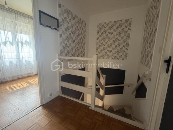 Dans un environnement proche de toutes commodités, cette maison semi mitoyenne est idéale pour une jeune famille avec ses 3 chambres et son extérieur.


La maison se compose au rez-de-chaussée d'une entrée avec placards, d'une pièce de vie de 21m2 avec un insert, d'une cuisine ouverte sur véranda et de toilettes indépendants.
A l'étage, le palier dessert trois chambres et une salle de bain.
A l'extérieur, deux terrasses et un joli jardin vous permettrons de profiter des beaux jours.
Pour compléter ce bien, un sous sol compartimenté et un GRAND GARAGE de 24m2 avec porte motorisée.

Idéale pour des primo accédants, cette maison nécessite des travaux de rafraichissement (chauffage au gaz, ballon d'eau chaude de 2024...).

CONTACTEZ-MOI POUR UNE VISITE