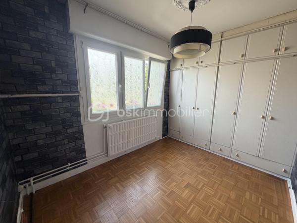 Dans un environnement proche de toutes commodités, cette maison semi mitoyenne est idéale pour une jeune famille avec ses 3 chambres et son extérieur.


La maison se compose au rez-de-chaussée d'une entrée avec placards, d'une pièce de vie de 21m2 avec un insert, d'une cuisine ouverte sur véranda et de toilettes indépendants.
A l'étage, le palier dessert trois chambres et une salle de bain.
A l'extérieur, deux terrasses et un joli jardin vous permettrons de profiter des beaux jours.
Pour compléter ce bien, un sous sol compartimenté et un GRAND GARAGE de 24m2 avec porte motorisée.

Idéale pour des primo accédants, cette maison nécessite des travaux de rafraichissement (chauffage au gaz, ballon d'eau chaude de 2024...).

CONTACTEZ-MOI POUR UNE VISITE