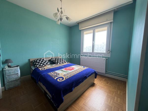 Dans un environnement proche de toutes commodités, cette maison semi mitoyenne est idéale pour une jeune famille avec ses 3 chambres et son extérieur.


La maison se compose au rez-de-chaussée d'une entrée avec placards, d'une pièce de vie de 21m2 avec un insert, d'une cuisine ouverte sur véranda et de toilettes indépendants.
A l'étage, le palier dessert trois chambres et une salle de bain.
A l'extérieur, deux terrasses et un joli jardin vous permettrons de profiter des beaux jours.
Pour compléter ce bien, un sous sol compartimenté et un GRAND GARAGE de 24m2 avec porte motorisée.

Idéale pour des primo accédants, cette maison nécessite des travaux de rafraichissement (chauffage au gaz, ballon d'eau chaude de 2024...).

CONTACTEZ-MOI POUR UNE VISITE