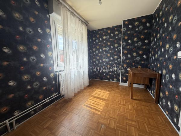 Dans un environnement proche de toutes commodités, cette maison semi mitoyenne est idéale pour une jeune famille avec ses 3 chambres et son extérieur.


La maison se compose au rez-de-chaussée d'une entrée avec placards, d'une pièce de vie de 21m2 avec un insert, d'une cuisine ouverte sur véranda et de toilettes indépendants.
A l'étage, le palier dessert trois chambres et une salle de bain.
A l'extérieur, deux terrasses et un joli jardin vous permettrons de profiter des beaux jours.
Pour compléter ce bien, un sous sol compartimenté et un GRAND GARAGE de 24m2 avec porte motorisée.

Idéale pour des primo accédants, cette maison nécessite des travaux de rafraichissement (chauffage au gaz, ballon d'eau chaude de 2024...).

CONTACTEZ-MOI POUR UNE VISITE