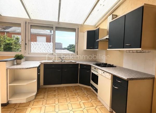 Dans un environnement proche de toutes commodités, cette maison semi mitoyenne est idéale pour une jeune famille avec ses 3 chambres et son extérieur.


La maison se compose au rez-de-chaussée d'une entrée avec placards, d'une pièce de vie de 21m2 avec un insert, d'une cuisine ouverte sur véranda et de toilettes indépendants.
A l'étage, le palier dessert trois chambres et une salle de bain.
A l'extérieur, deux terrasses et un joli jardin vous permettrons de profiter des beaux jours.
Pour compléter ce bien, un sous sol compartimenté et un GRAND GARAGE de 24m2 avec porte motorisée.

Idéale pour des primo accédants, cette maison nécessite des travaux de rafraichissement (chauffage au gaz, ballon d'eau chaude de 2024...).

CONTACTEZ-MOI POUR UNE VISITE
