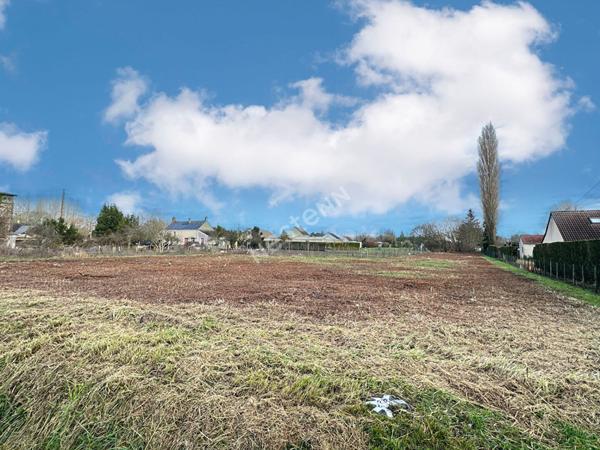 Agréable terrain constructible d'environ 2404 m² à vendre à VAAS (72500)