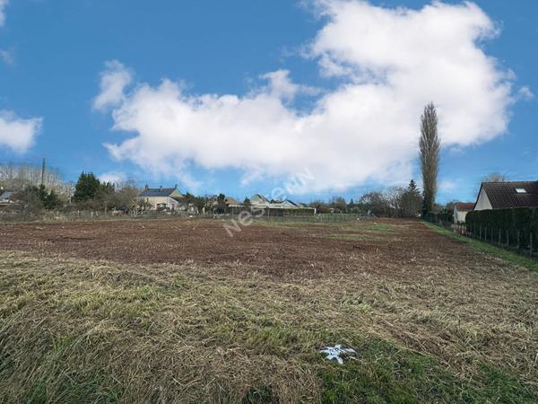 Agréable terrain constructible d'environ 2404 m² à vendre à VAAS (72500)