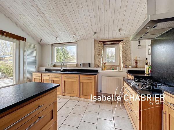 LONGERE AVEC PISCINE ET DEPENDANCES SUR 9300M2