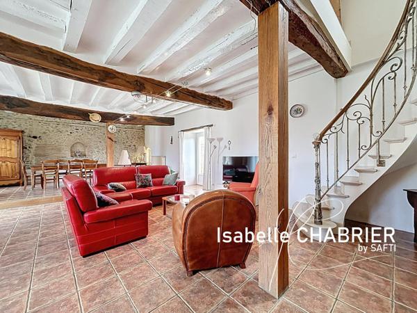 LONGERE AVEC PISCINE ET DEPENDANCES SUR 9300M2