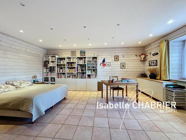 LONGERE AVEC PISCINE ET DEPENDANCES SUR 9300M2