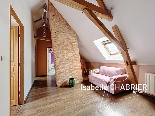 LONGERE AVEC PISCINE ET DEPENDANCES SUR 9300M2