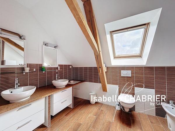 LONGERE AVEC PISCINE ET DEPENDANCES SUR 9300M2