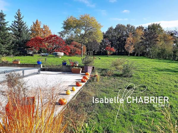 LONGERE AVEC PISCINE ET DEPENDANCES SUR 9300M2