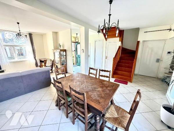 Villa balnéaire avec ascenseur / Courtoisville

Dans l'un des quartiers les plus convoités de...