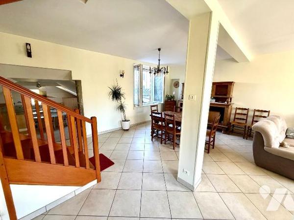 Villa balnéaire avec ascenseur / Courtoisville

Dans l'un des quartiers les plus convoités de...