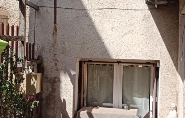 Maison de 90m2 environ avec jardin et garage, au centre du village