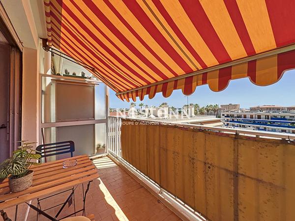 GOLFE-JUAN - Studio - 27m² - Vue mer - Dernier étage - Centre ville - Terrasse - Sud - Cave