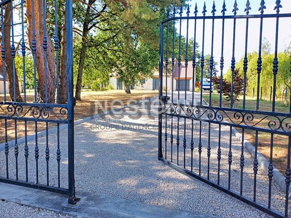 MONT-PRES-CHAMBORD - A 5 mn de toutes commodités - Maison 4 chambres avec vaste terrain arboré -