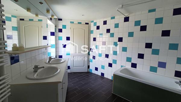 BÂTISSE DE 185 m2 À RÉINVENTER SELON VOS ENVIES !