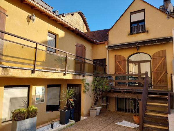 Investissement: IMMEUBLE de rapport 5.5 % environ. Composé de deux appartements et d'un fond de commerce