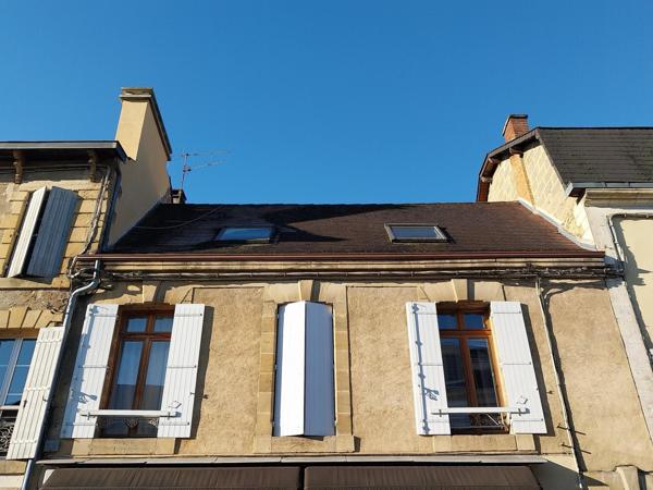 Investissement: IMMEUBLE de rapport 5.5 % environ. Composé de deux appartements et d'un fond de commerce